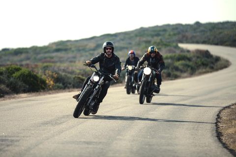 Geschenke für Motorradfahrer: Drei Biker auf einer Landstraße