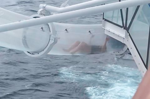 Touristin bleibt in Kreuzfahrtrutsche stecken – und hängt über dem Meer fest