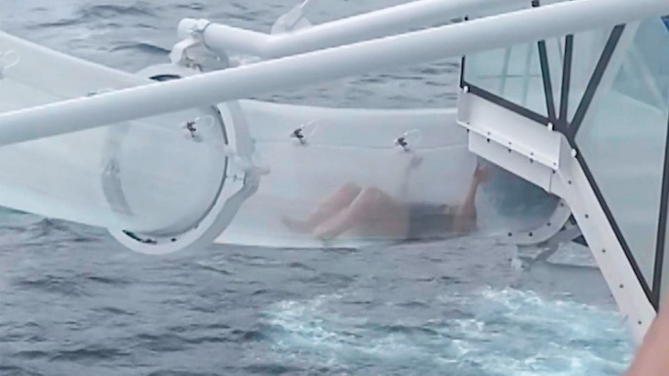 Touristin bleibt in Kreuzfahrtrutsche stecken – und hängt über dem Meer fest