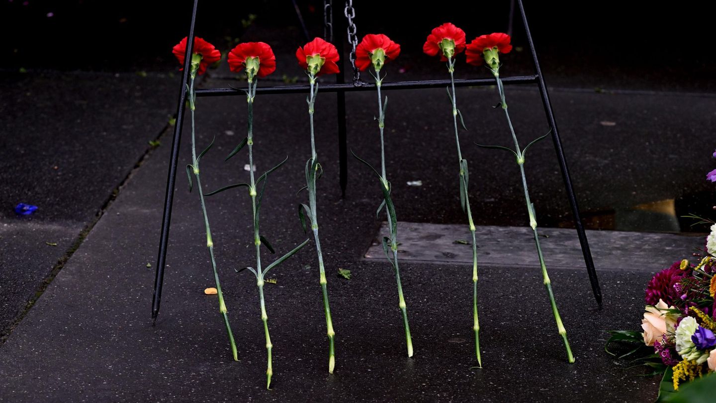 München, Deutschland. Blumen liegen am 45. Jahrestag des schwersten rechtsterroristischen Attentats in der bundesdeutschen Geschichte am Denkmal nahe dem Haupteingang des Oktoberfestes. Am 26. September 1980 legte der Rechtsextremist Gundolf Köhler eine Bombe. Bei der Explosion starben außer dem Täter zwölf Menschen. Bei der Gedenkveranstaltung sprechen Münchens heutiger Oberbürgermeister Dieter Reiter sowie Angehörige von Überlebenden