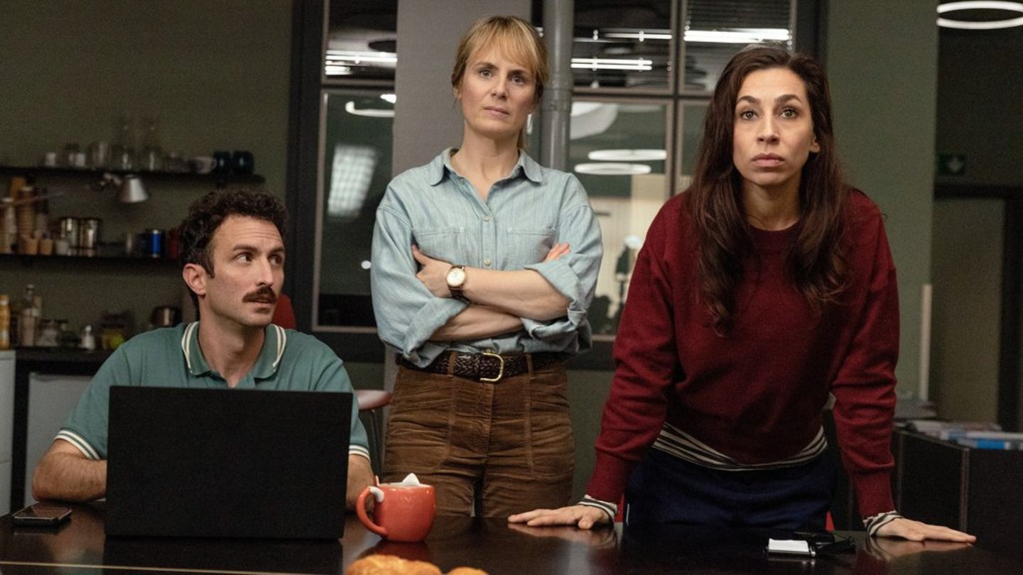 Außerordentliche Videokonferenz mit den Behörden im "Tatort: Kammerflimmern" (v.l.): Noah Löwenherz (Aaron Arens), Kommissarin