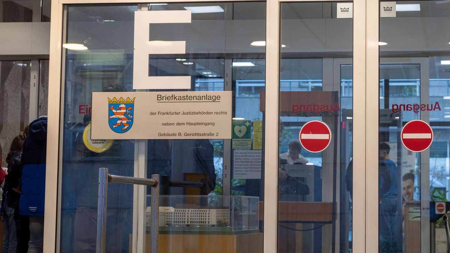 Im Frankfurter Landgericht wird einem Mann der Prozess gemacht, der eine Jugendliche vergewaltigt haben soll. (Symbolbild) Foto: