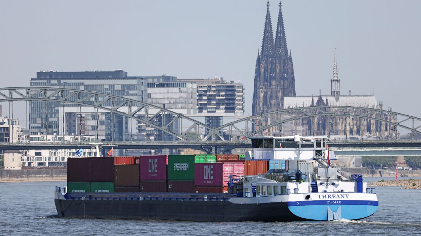 Ein beladenes Containerschiff am Rhein, im Hintergrund der Kölner Dom. Alles in allem haben die Binnenschiffe zuletzt weniger tr
