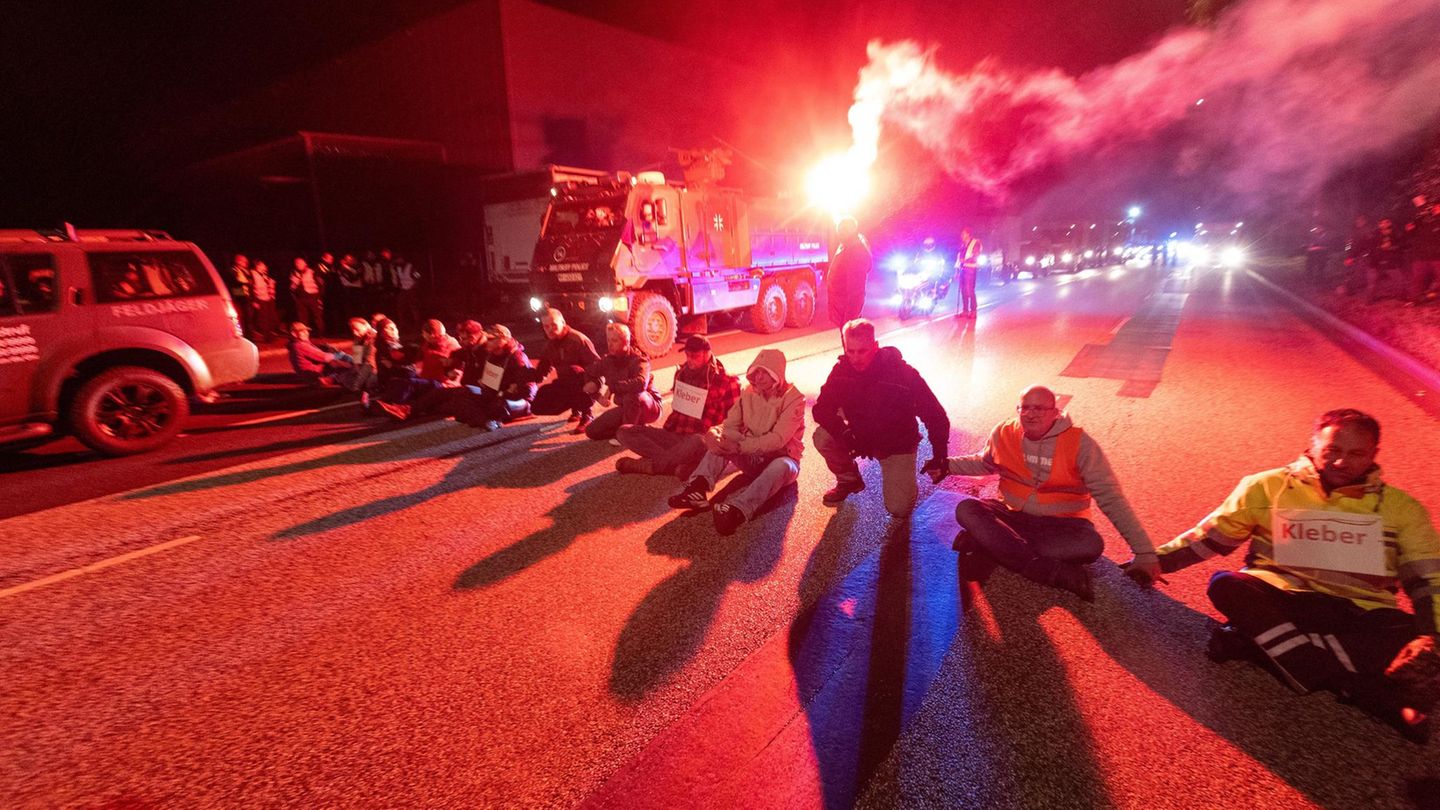26. Dezember: Demonstranten-Darsteller Hamburg, Deutschland. Mit Sitzblockade und Leuchtfackeln stoppen Demonstrierende eine Bundeswehr-Kolonne durch die Hansestadt. Doch hier sind keine politischen Aktivisten am Werk, sondern von der Manöverleitung eingesetzte Darsteller. Sie sollen den Schwierigkeitsgrad für die Teilnehmenden von Bundeswehr und Polizei noch einmal erhöhen