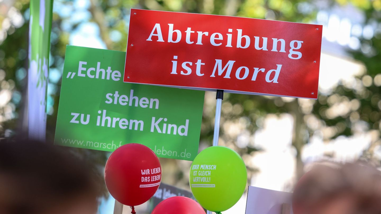 Abtreibungsgegner dürfen auch in der Nähe von Beratungsstellen demonstrieren - wenn sie nicht überziehen. (Archivbild) Foto: Chr