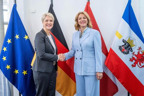 Beim Deutsch-Lettischen Wirtschaftstag in Rostock sprachen MV-Ministerpräsidentin Manuela Schwesig (SPD) und ihre lettische Amts