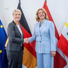 Beim Deutsch-Lettischen Wirtschaftstag in Rostock sprachen MV-Ministerpräsidentin Manuela Schwesig (SPD) und ihre lettische Amts