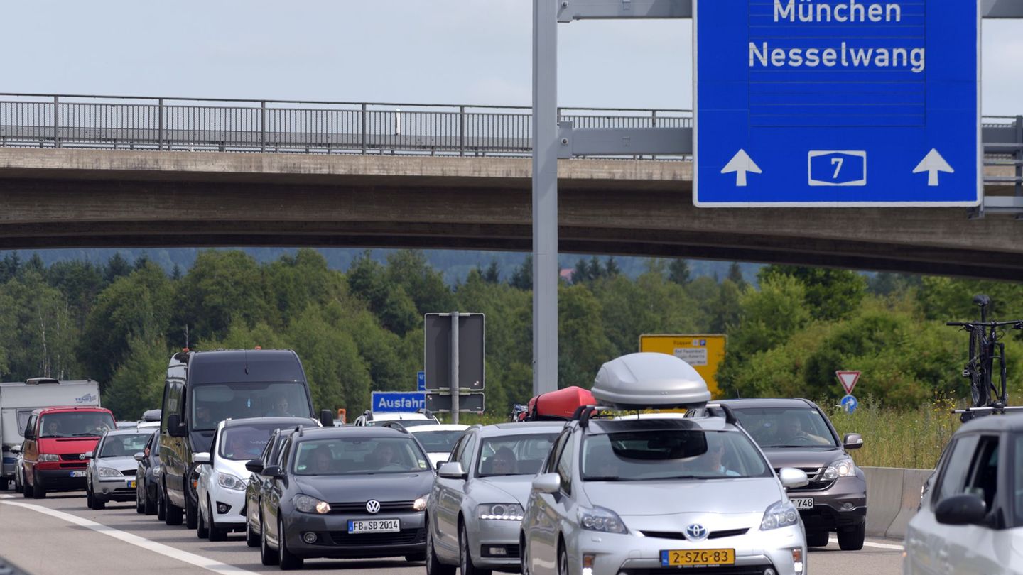 Der Stau auf der A7 entsteht regelmäßig durch die Blockabfertigung am Grenztunnel bei Füssen. (Archivbild) Foto: picture allianc