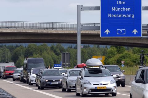 Der Stau auf der A7 entsteht regelmäßig durch die Blockabfertigung am Grenztunnel bei Füssen. (Archivbild) Foto: picture allianc
