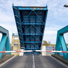 Die Zecheriner Brücke muss wegen Schäden am Belag zeitweise voll gesperrt werden. (Archivbild) Foto: Stefan Sauer/dpa