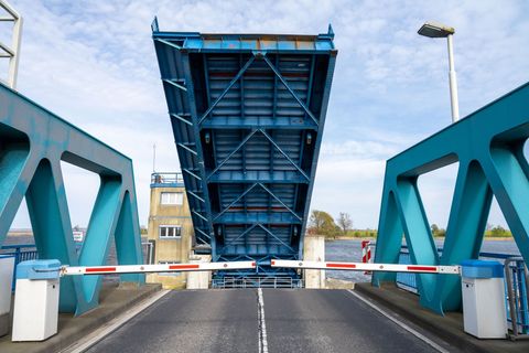 Die Zecheriner Brücke muss wegen Schäden am Belag zeitweise voll gesperrt werden. (Archivbild) Foto: Stefan Sauer/dpa