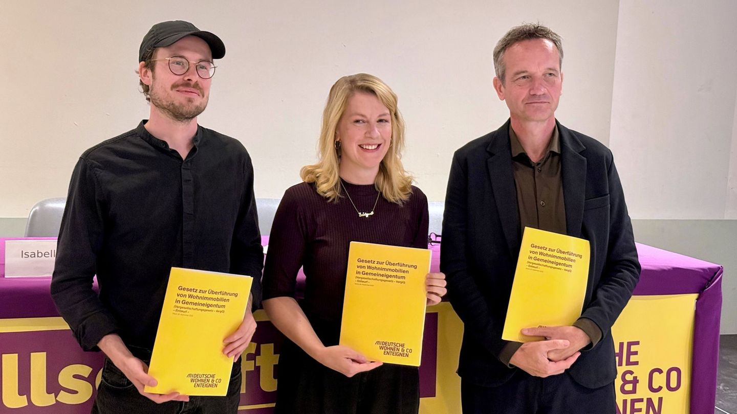 Von links nach rechts: Armin Rothemann, Isabella Rogner und Rechtsanwalt Remo Klinger stellen einen eigenen Gesetzentwurf der Be