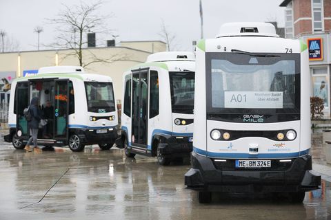 Die Kleinbusse werden künftig nicht mehr zum Stadtbild in Monheim gehören. (Archivbild) Foto: Oliver Berg/dpa