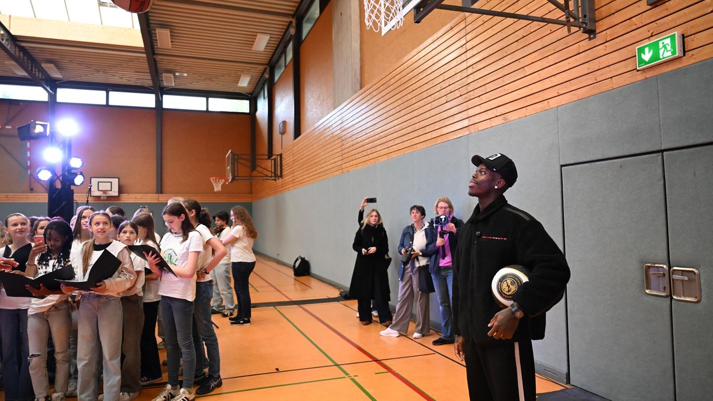 Dennis Schröder (r) kehrte in Braunschweig zu den Wurzeln seiner Basketball-Karriere zurück. Foto: Shireen Broszies/dpa