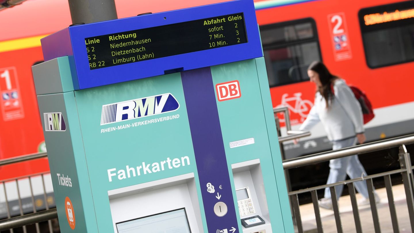 Bus und Bahn werden teurer. (Archivbild) Foto: Arne Dedert/dpa