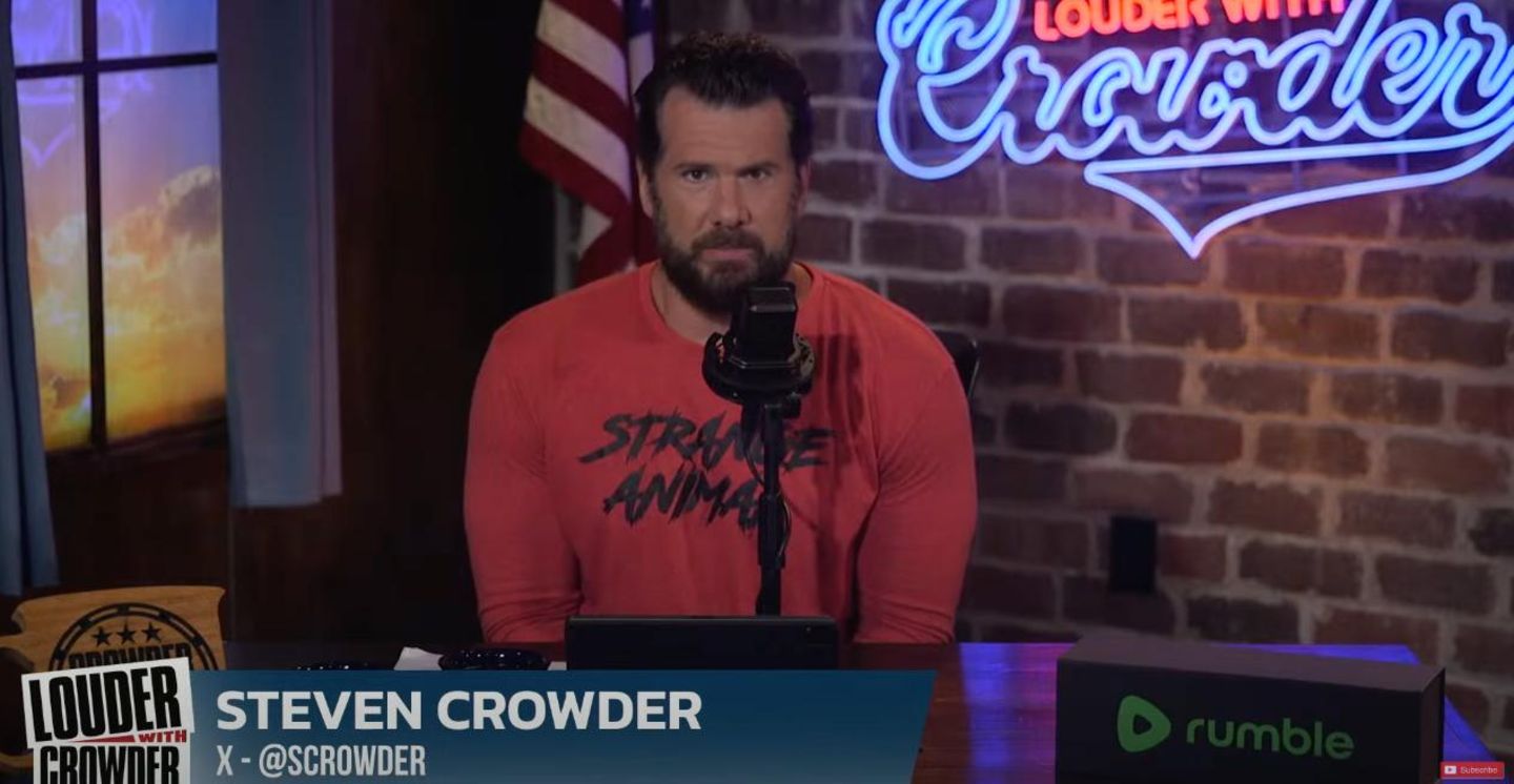 Steven Crowder war früher lustig. Sogar beruflich. Inzwischen scheint es, als habe der frühere Comedian das letzte Mal für sein Social-Media-Profilfoto gelacht.     Bekannt wurde der Halbkanadier mit einem Debattenformat, ganz ähnlich dem von Charlie Kirk. Ein Foto vom jungen Crowder, wie er Kaffee trinkend hinter einem Tisch mit dem Banner "Change my mind" ("Ändere meine Meinung") auf einem Universitätscampus sitzt, wurde zum Internetmeme.     Heute sendet er täglich seinen Podcast "Louder with Crowder", sein Youtube-Account, auf dem er Clips mit Titeln wie "Ihr wurdet belogen", "Verbergen die etwas?" oder "Wer ist wirklich gewalttätig?", hat fast sechs Millionen Follower