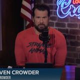 Steven Crowder war früher lustig. Sogar beruflich. Inzwischen scheint es, als habe der frühere Comedian das letzte Mal für sein Social-Media-Profilfoto gelacht.     Bekannt wurde der Halbkanadier mit einem Debattenformat, ganz ähnlich dem von Charlie Kirk. Ein Foto vom jungen Crowder, wie er Kaffee trinkend hinter einem Tisch mit dem Banner "Change my mind" ("Ändere meine Meinung") auf einem Universitätscampus sitzt, wurde zum Internetmeme.     Heute sendet er täglich seinen Podcast "Louder with Crowder", sein Youtube-Account, auf dem er Clips mit Titeln wie "Ihr wurdet belogen", "Verbergen die etwas?" oder "Wer ist wirklich gewalttätig?", hat fast sechs Millionen Follower