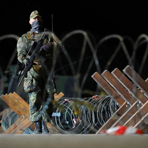 Ein Soldat der deutschen Bundeswehr bewacht während der Verteidigungsübung „Red Storm Bravo“ eine mit Stacheldraht abgesperrte Straße im Hamburger Hafen