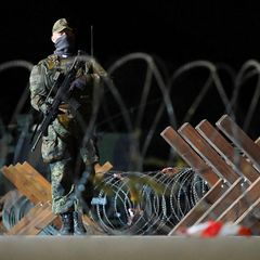 Ein Soldat der deutschen Bundeswehr bewacht während der Verteidigungsübung „Red Storm Bravo“ eine mit Stacheldraht abgesperrte Straße im Hamburger Hafen