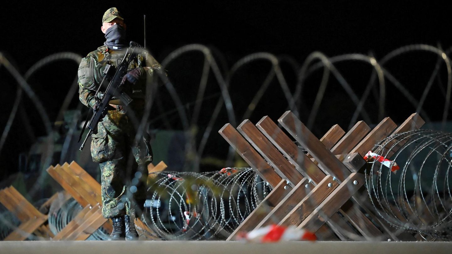 Ein Soldat der deutschen Bundeswehr bewacht während der Verteidigungsübung „Red Storm Bravo“ eine mit Stacheldraht abgesperrte Straße im Hamburger Hafen