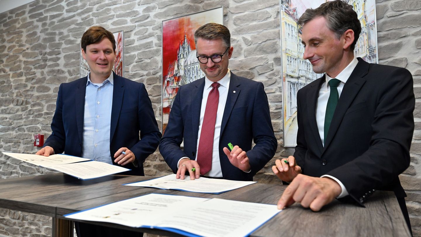 Conrad Clemens (l, CDU), Minister für Kultur von Sachsen, Christian Tischner (M, CDU), Minister für Bildung, Wissenschaft und Ku