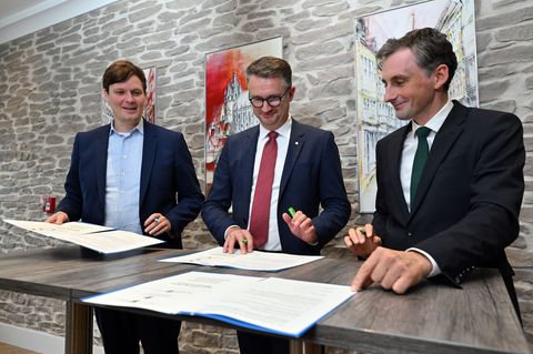 Conrad Clemens (l, CDU), Minister für Kultur von Sachsen, Christian Tischner (M, CDU), Minister für Bildung, Wissenschaft und Ku