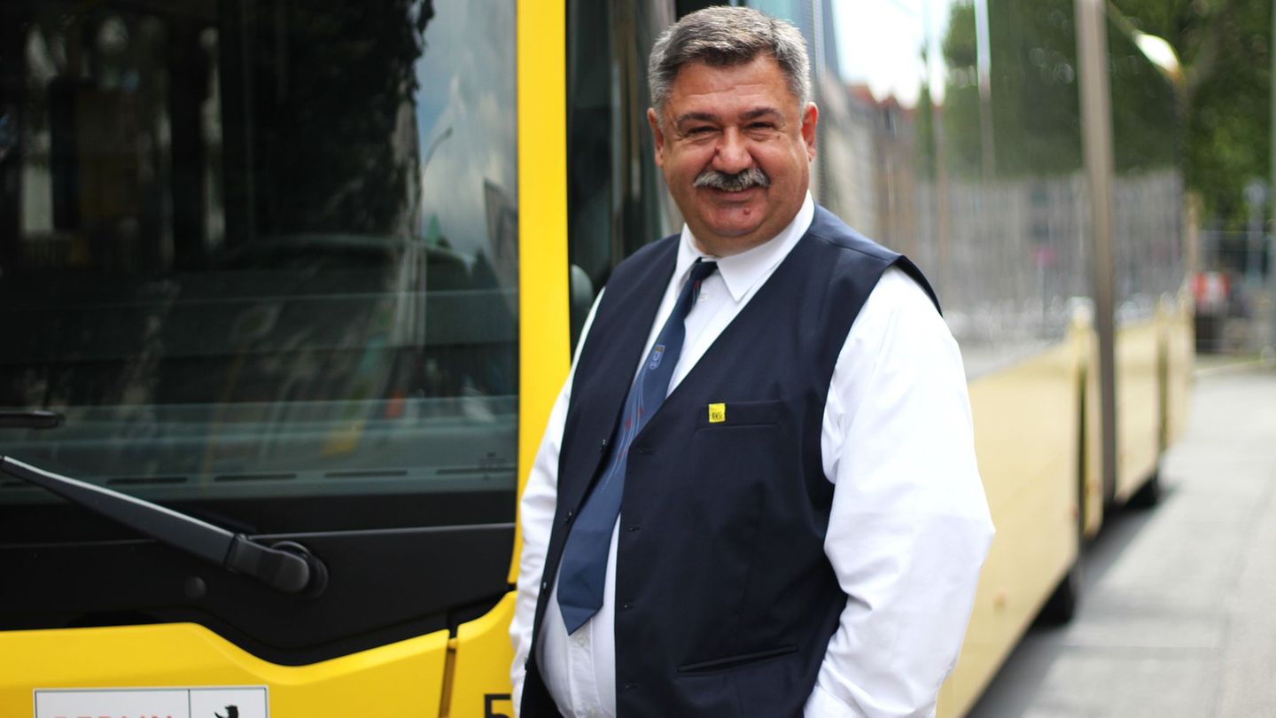 Piskin arbeitet seit 15 Jahren bei der BVG. (Handout) Foto: -/BVG/dpa