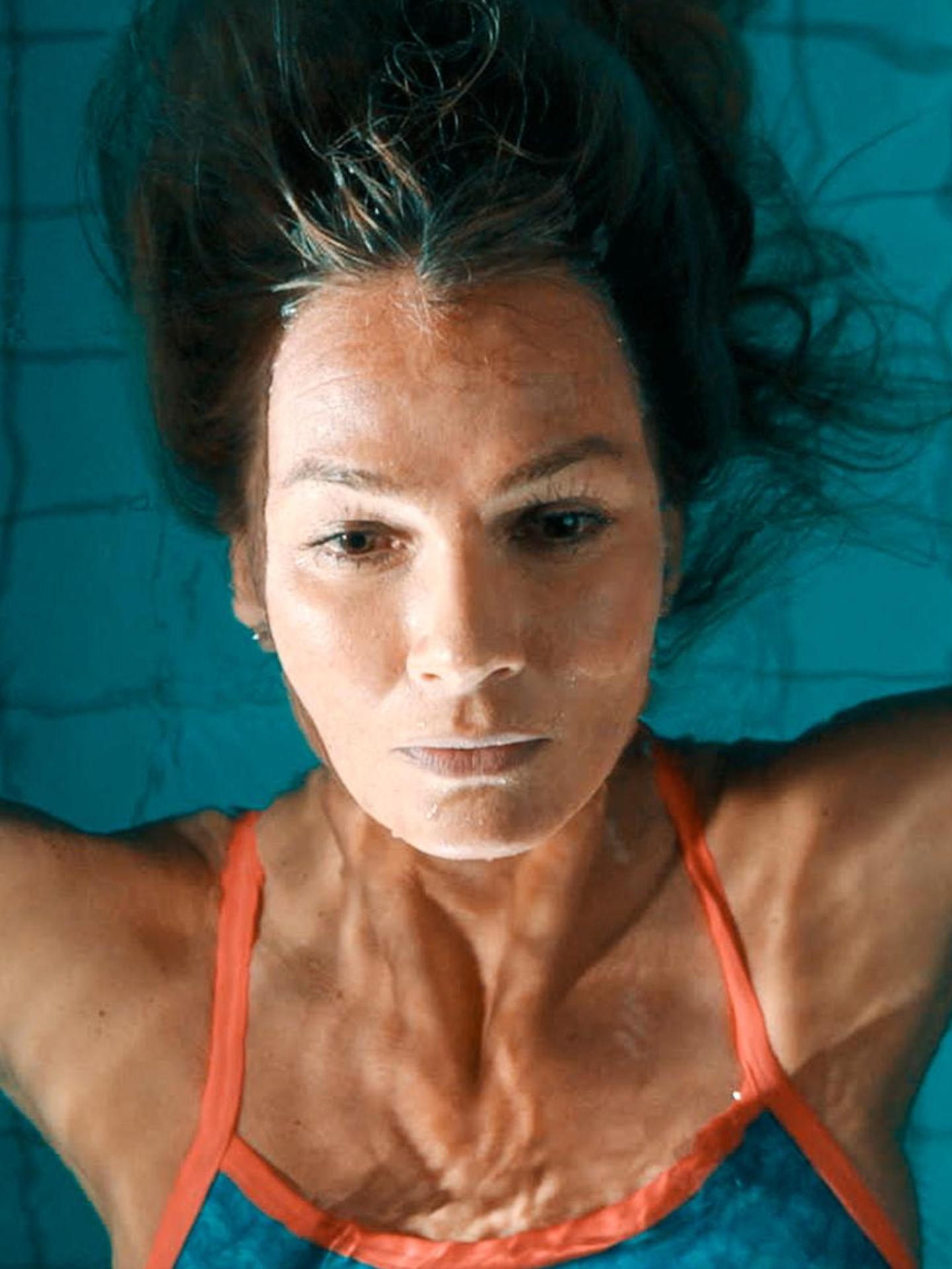 Franziska van Almsick treibt mit dem Rücken auf dem Wasser in einem Hallenbad