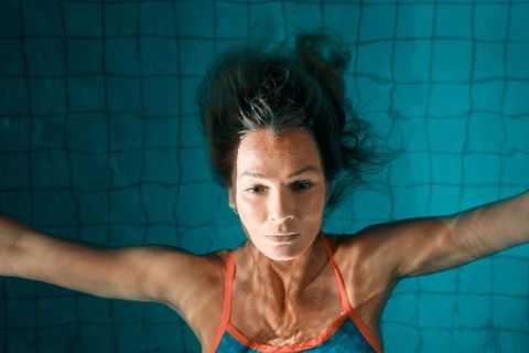 Franziska van Almsick treibt mit dem Rücken auf dem Wasser in einem Hallenbad