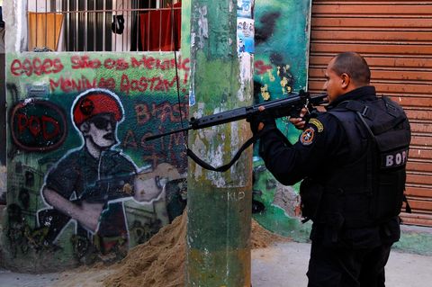Polizist bei einer Razzia in einem Slum in Rio de Janeiro