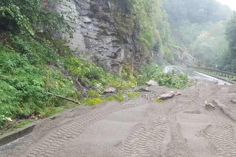 Um die Fahrbahn der Honauer Steige zu schützen, wurde sie mit einer etwa 30 Zentimer dicken Schotterschicht bedeckt. Foto: Landr