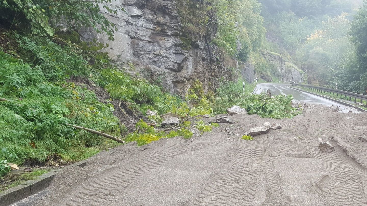 Um die Fahrbahn der Honauer Steige zu schützen, wurde sie mit einer etwa 30 Zentimer dicken Schotterschicht bedeckt. Foto: Landr