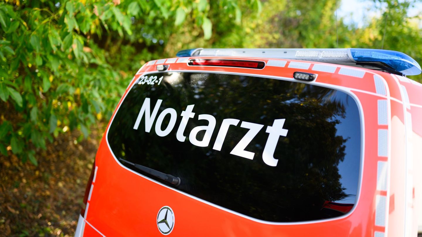 Ein Mann kommt nach einem Streit in Neumünster schwer verletzt ins Krankenhaus. (Symbolbild) Foto: Julian Stratenschulte/dpa
