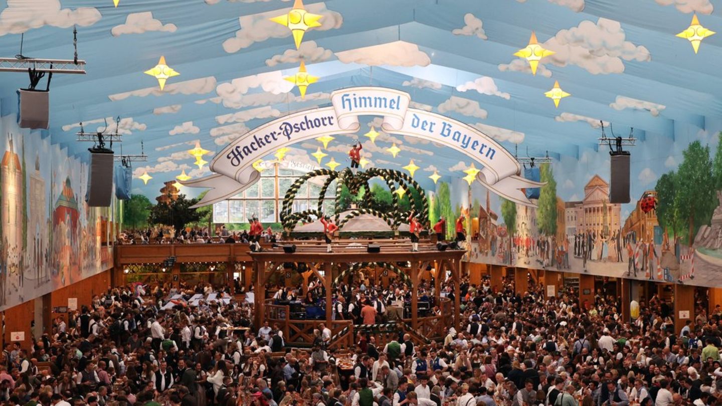In den Zelten, hier im Hacker-Festzelt, sorgen die Bands regelmäßig für ausgelassene Stimmung.