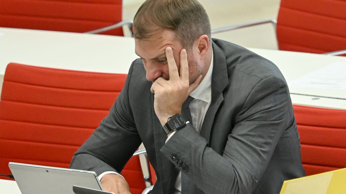 Brandenburgs Wirtschaftsminister Daniel Keller (SPD) hofft auf weitere Großansiedlungen in Brandenburg. (Archivbild) Foto: Britt