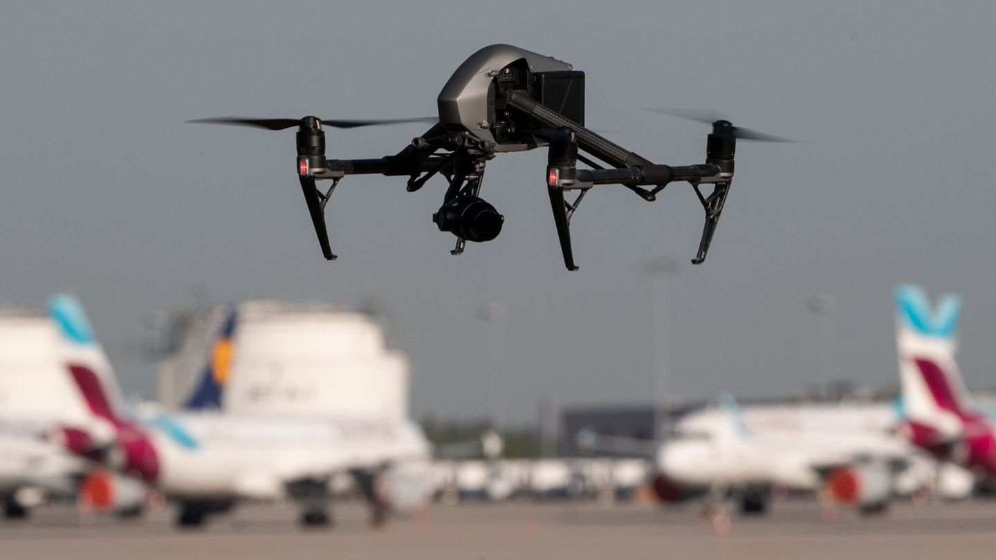 An deutschen Flughäfen steigt die Zahl der Vorfälle mit Drohnen. (Symbolbild) Foto: Marijan Murat/dpa