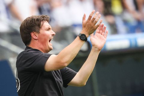 Durfte den ersten Bundesliga-Sieg bejubeln: HSV-Trainer Merlin Polzin (Archiv) Foto: Christian Charisius/dpa
