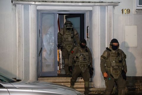 An der Aktion waren Spezialeinsatzkräfte und eine Hundertschaft der Polizei beteiligt. Foto: Alex Talash/dpa