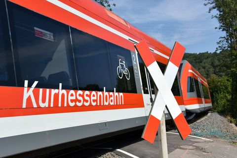 Gleich mehrere Übergänge über die Strecke der Kurhessenbahn müssen erneuert werden. (Archivbild) Foto: picture alliance / dpa