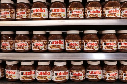 Nutellagläser stehen im Regal