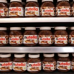 Nutellagläser stehen im Regal