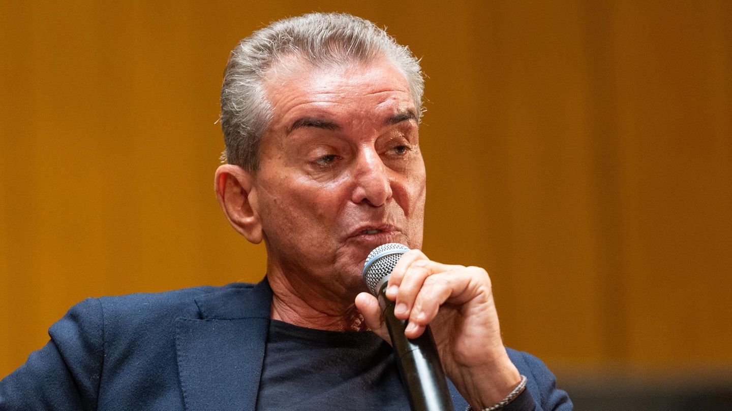 Der Publizist Michel Friedman, hier auf einer Podiumsdiskussion in 2024