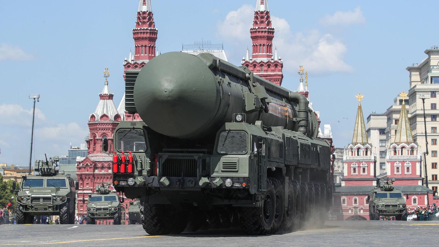 eine strategische Atomrakete vom Typ Topol-M bei einer Militärparade auf dem Roten Platz in Moskau (Archivbild)