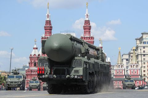eine strategische Atomrakete vom Typ Topol-M bei einer Militärparade auf dem Roten Platz in Moskau (Archivbild)