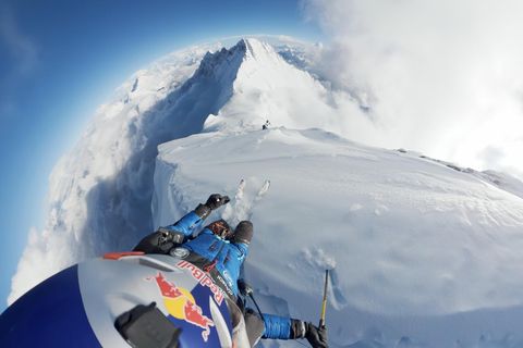 Extremsportler fährt auf Skiern Mount Everest hinab