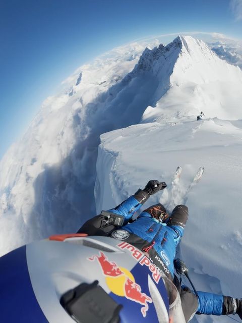 Extremsportler fährt auf Skiern Mount Everest hinab