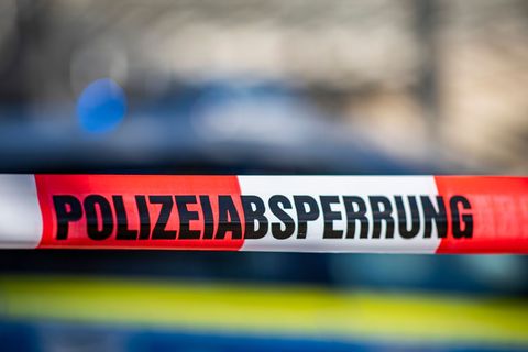 Die Unfallursache wird unter anderem von der Kriminalpolizei untersucht. Foto: David Inderlied/dpa