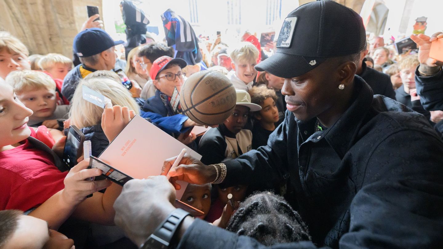 Tausende Basketball-Fans feierten Dennis Schröder in Braunschweig. Foto: Julian Stratenschulte/dpa