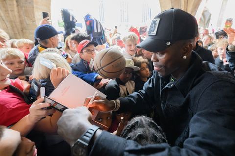 Tausende Basketball-Fans feierten Dennis Schröder in Braunschweig. Foto: Julian Stratenschulte/dpa