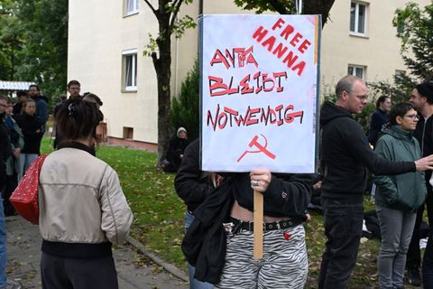 Ihre Unterstützer zweifeln ein faires Verfahren an. Foto: Felix Hörhager/dpa
